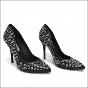 Steve Madden Grommit Pump